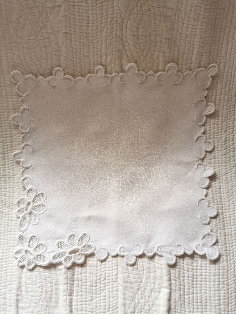 アンティークフランス 花びらチュールの西洋菊 スカラップ白糸刺繍 ハンカチクロス