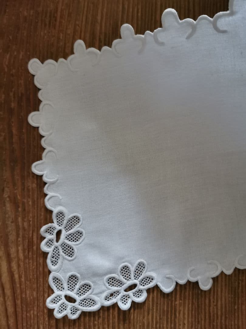 アンティークフランス 花びらチュールの西洋菊 スカラップ白糸刺繍 ハンカチクロス