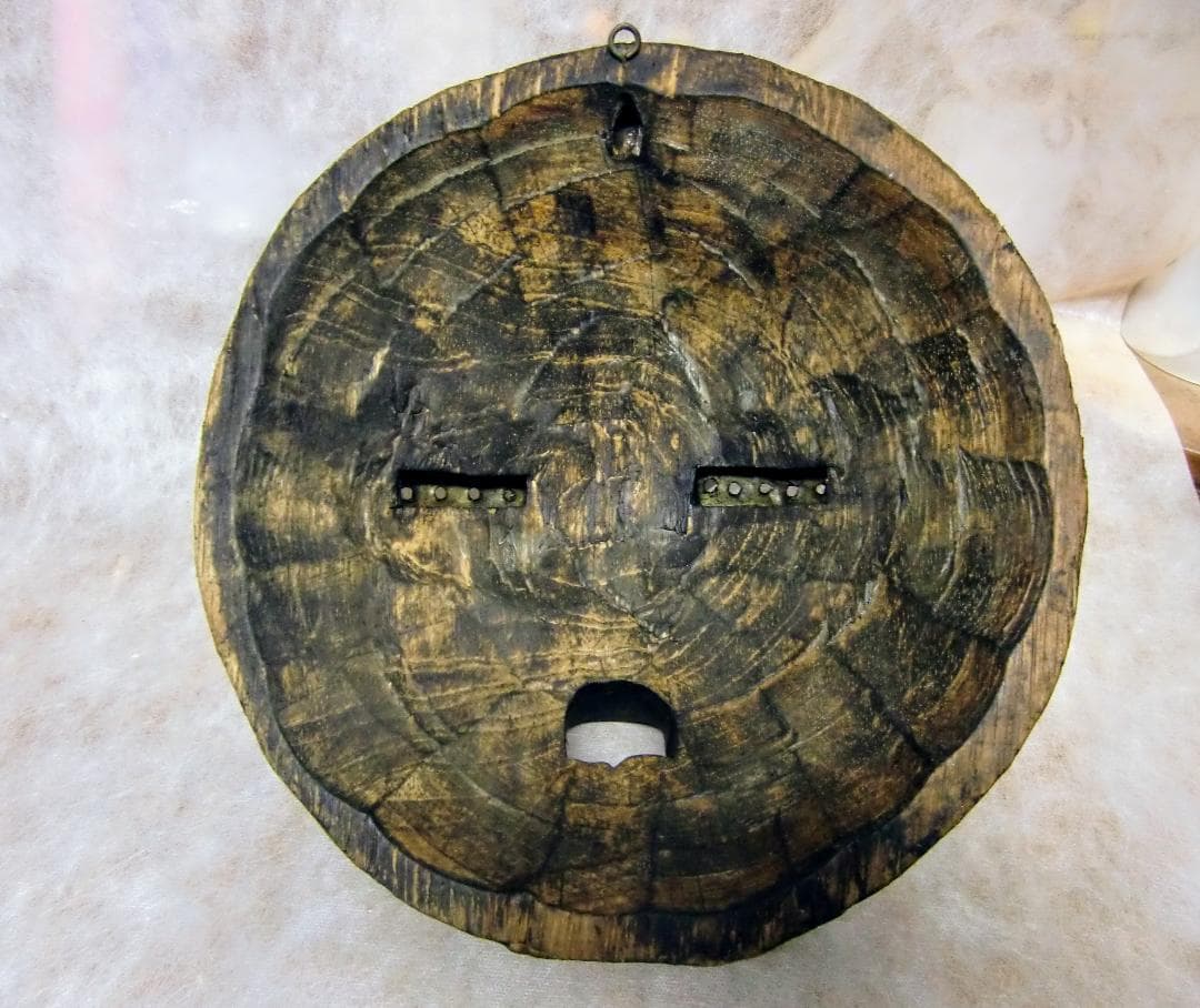 アフリカ　木彫りのマスク　ビーズ装飾