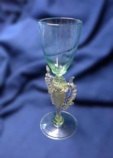 繊細で美しいヴェネチアングラスです。緑色です