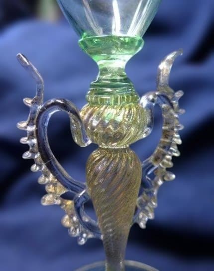 繊細で美しいヴェネチアングラスです。緑色です