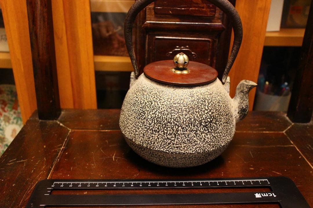 泰山堂造鉄瓶 裏蓋刻印白肌（未使用品）