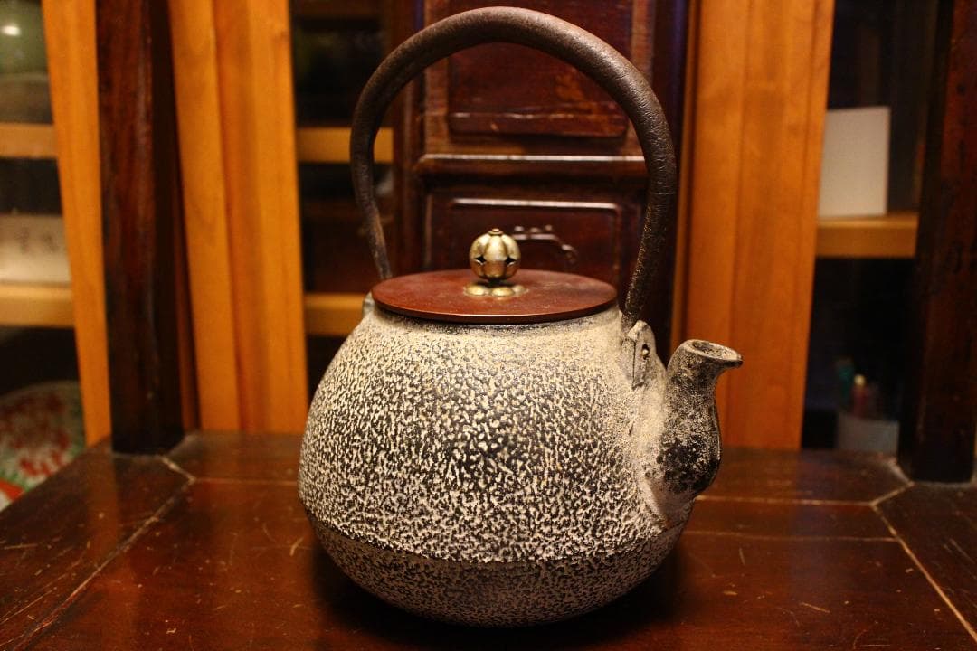 泰山堂造鉄瓶 裏蓋刻印白肌（未使用品）