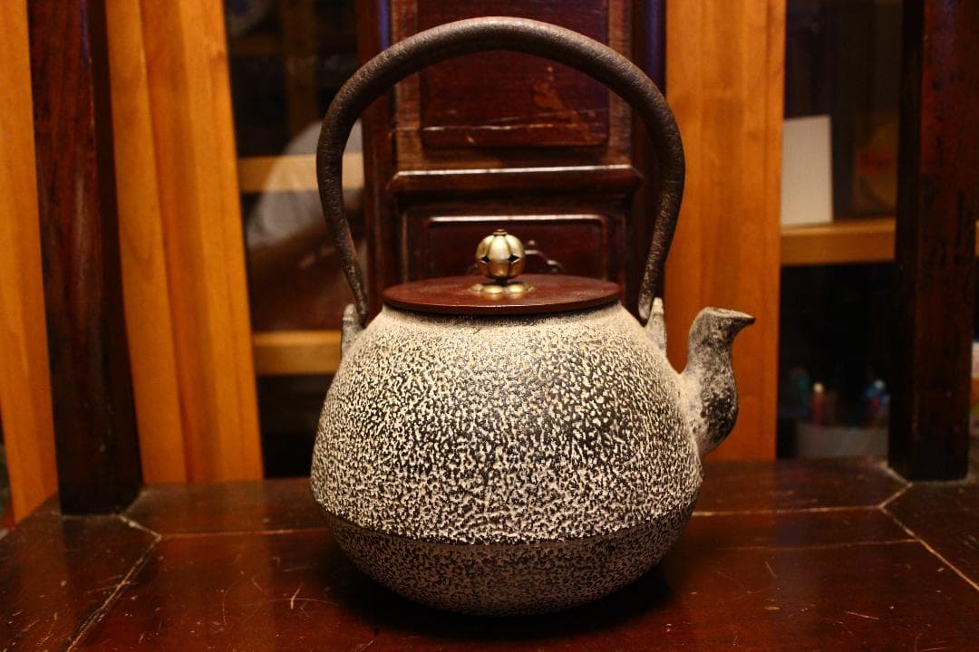 泰山堂造鉄瓶 裏蓋刻印白肌（未使用品）