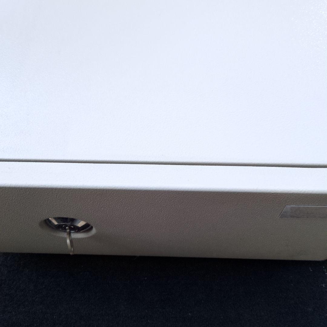 耐火金庫 。アイボリーキャッシュボックス 回転式鍵付き。１h耐火・衝撃落下。