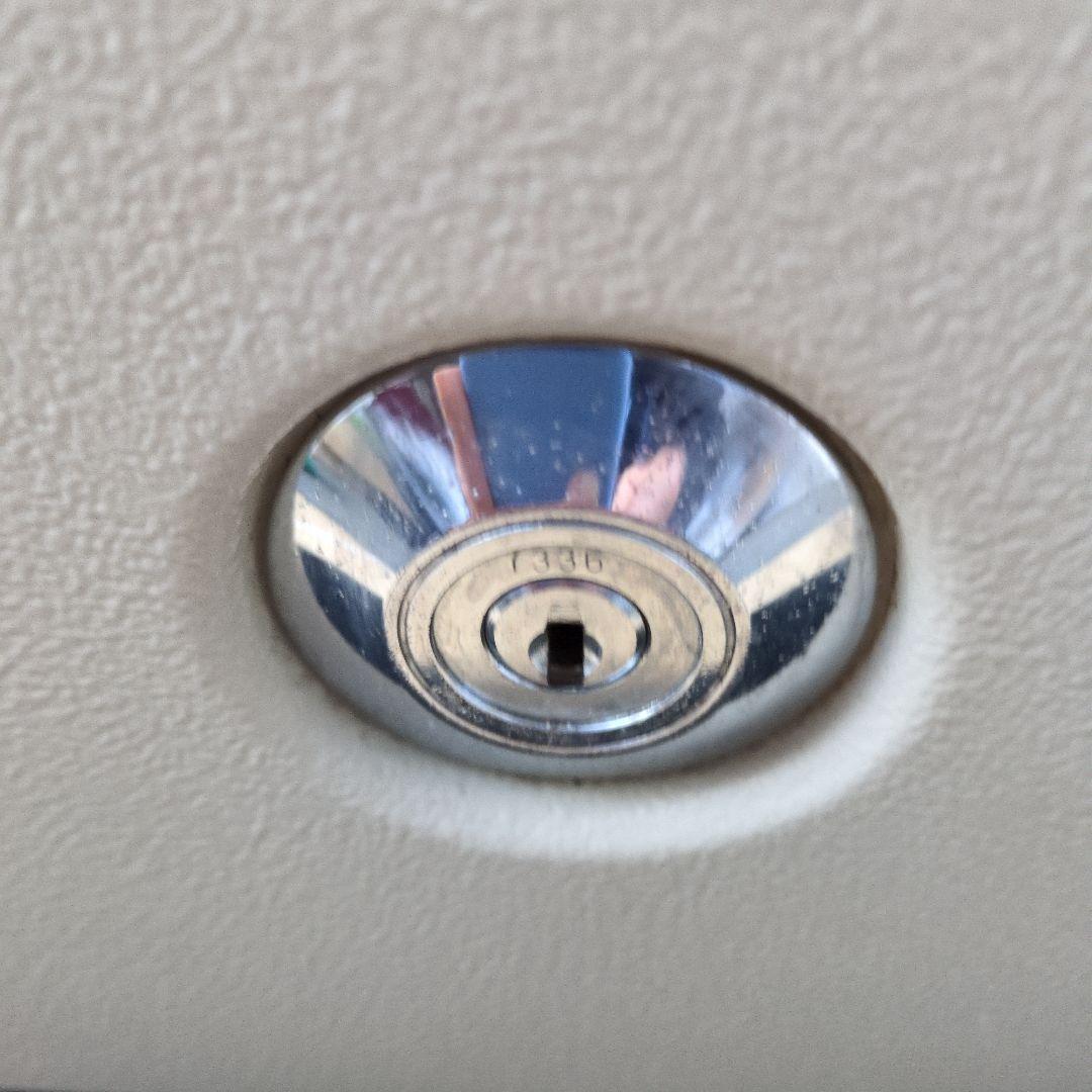 耐火金庫 。アイボリーキャッシュボックス 回転式鍵付き。１h耐火・衝撃落下。