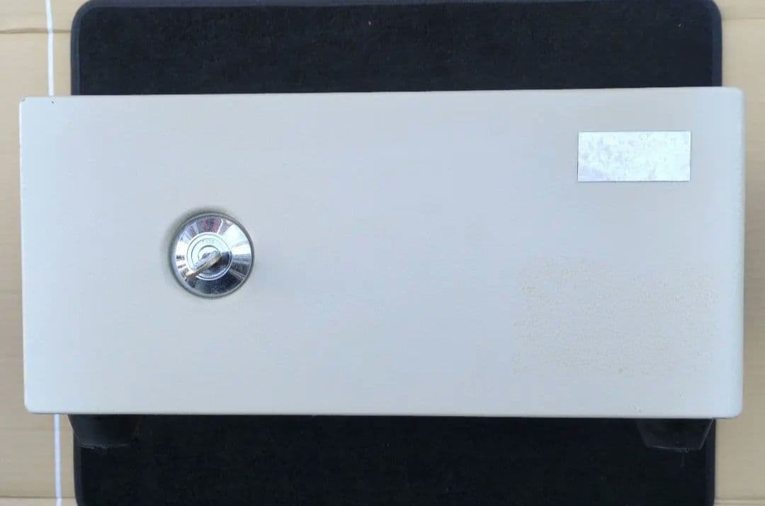 耐火金庫 。アイボリーキャッシュボックス 回転式鍵付き。１h耐火・衝撃落下。