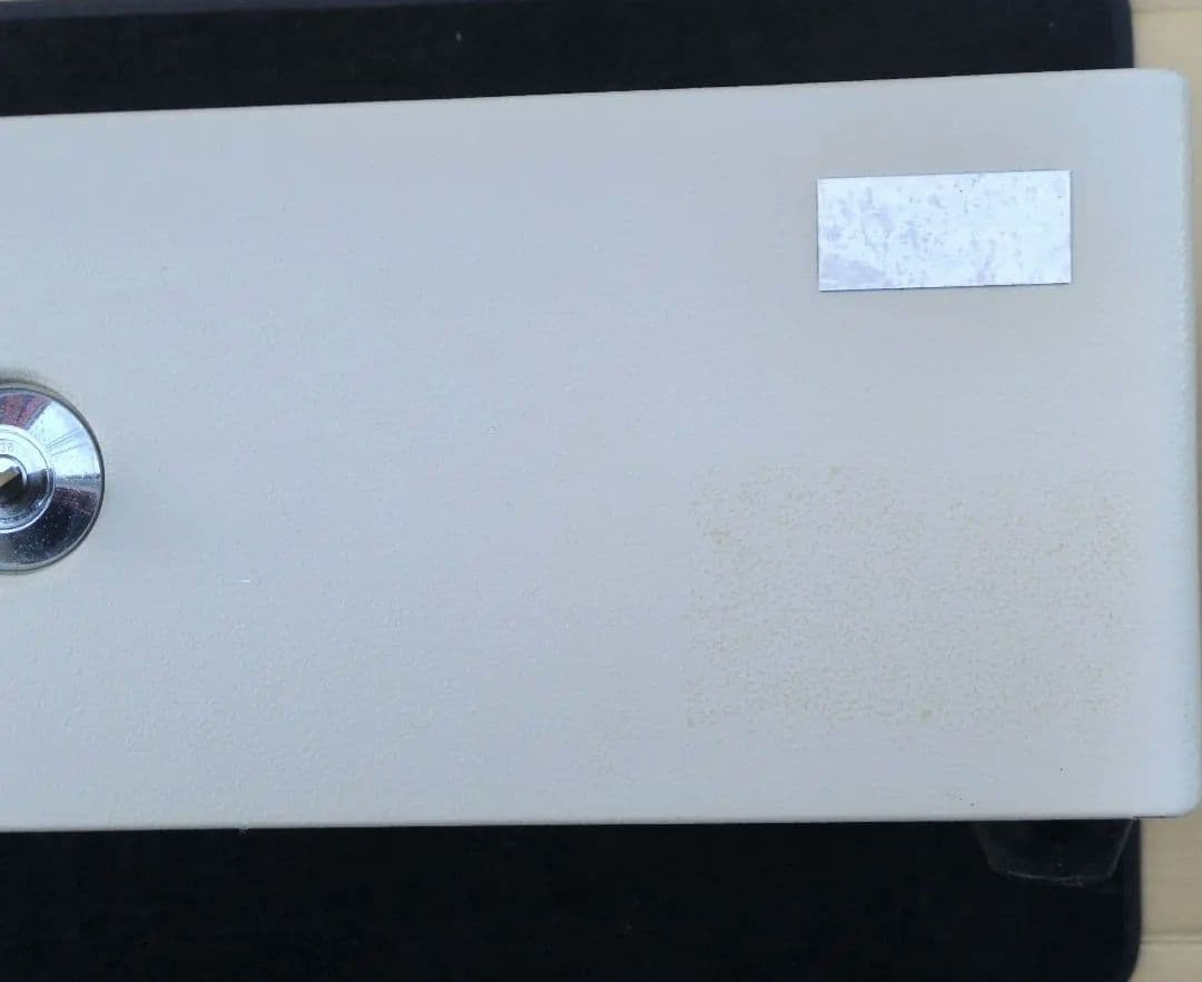 耐火金庫 。アイボリーキャッシュボックス 回転式鍵付き。１h耐火・衝撃落下。