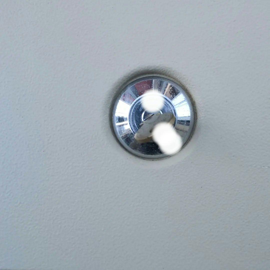 耐火金庫 。アイボリーキャッシュボックス 回転式鍵付き。１h耐火・衝撃落下。