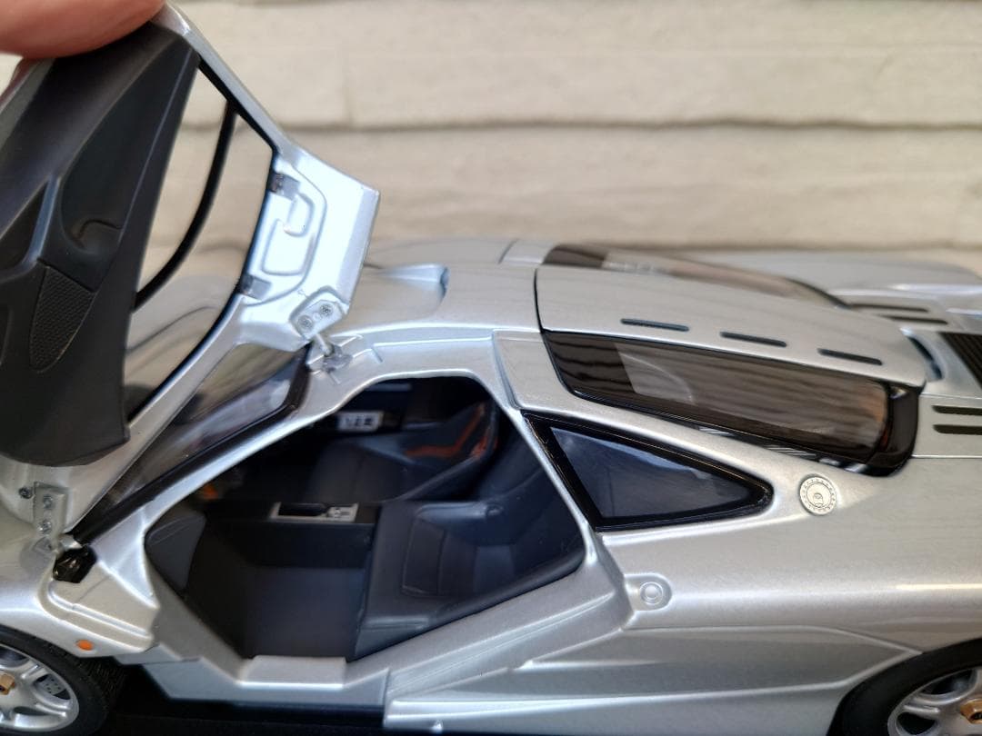 1/18 UT models（ユーティモデル）マクラーレンF1 ロードカー