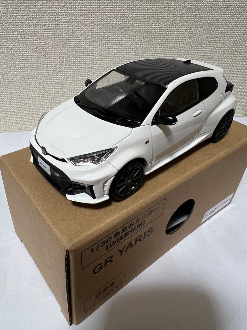 【非売品】 1/30 トヨタGR YARIS ホワイト ミニカー