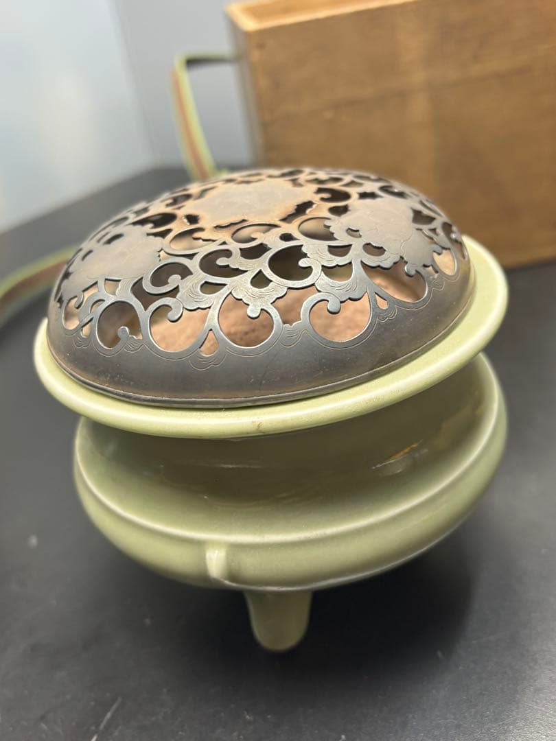 純銀覆 青磁香炉 純銀蓋 透かし彫り 花文様 共箱付き 青磁香爐 骨董品