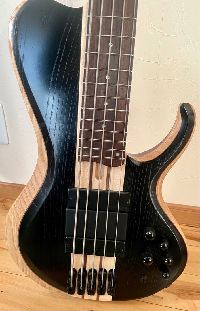 5弦ベースWeathered Black Low Gloss アイバニーズ