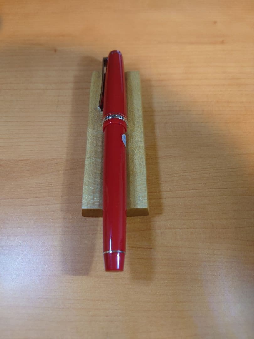 廃盤色 PILOT 万年筆 エラボー 樹脂軸 赤 ペン先14K 字幅SM 中軟字