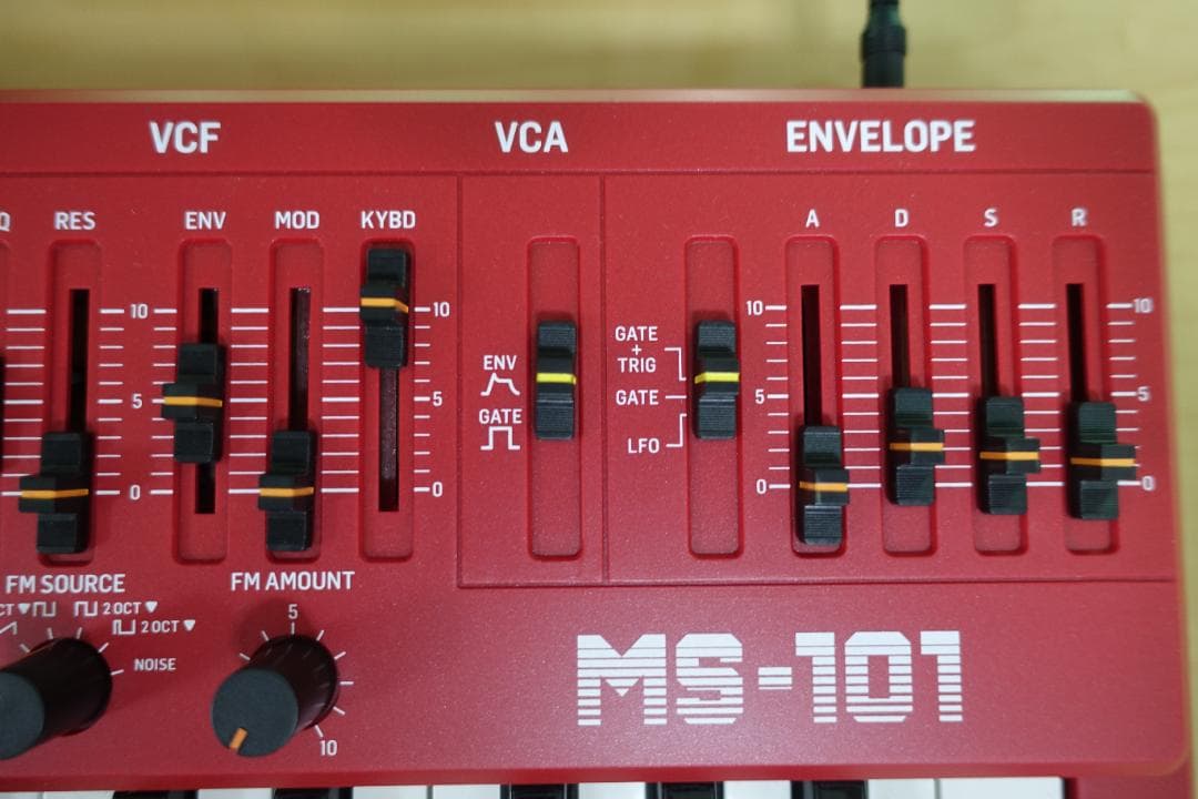 BEHRINGER MS-101 アナログシンセサイザー レッド 37鍵