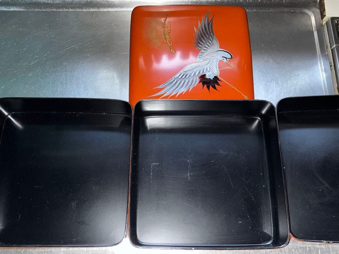 洗朱四ツ揃枠足　錆老松鶴 洗朱四ツ揃お屠蘇 鶴と松の絵柄　&重箱　鶴と松の絵柄