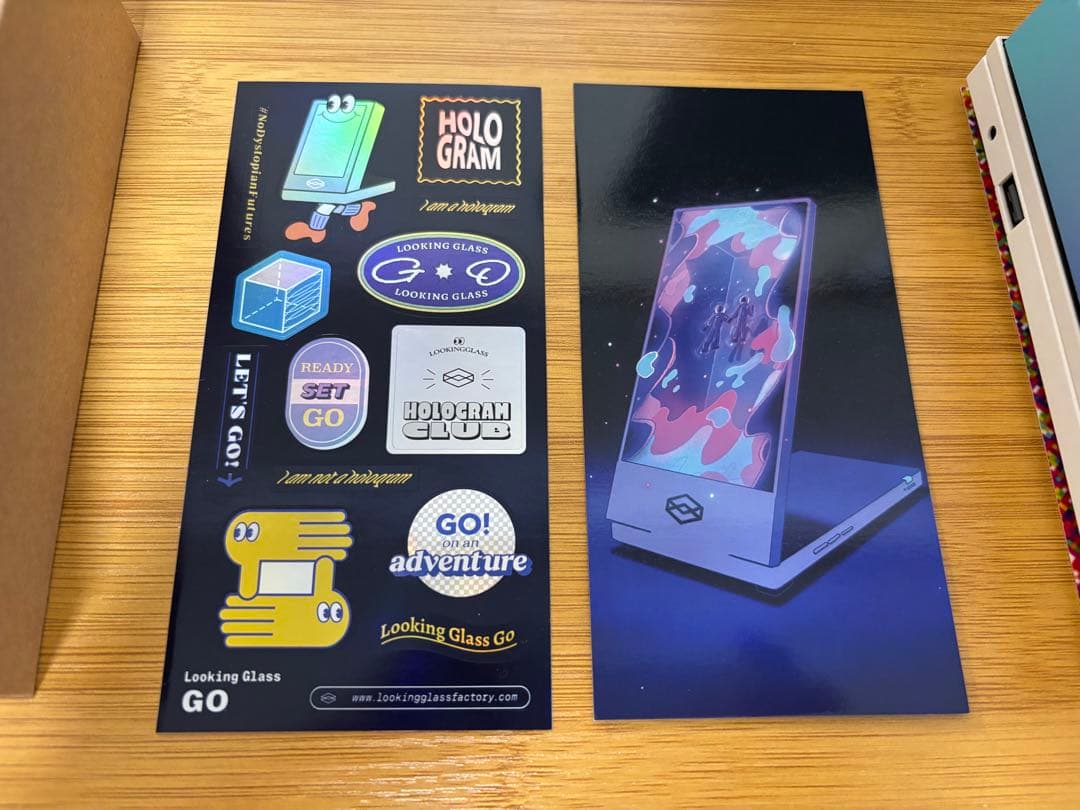 Looking Glass Go ホワイト ポケットサイズの空間AIディスプレイ