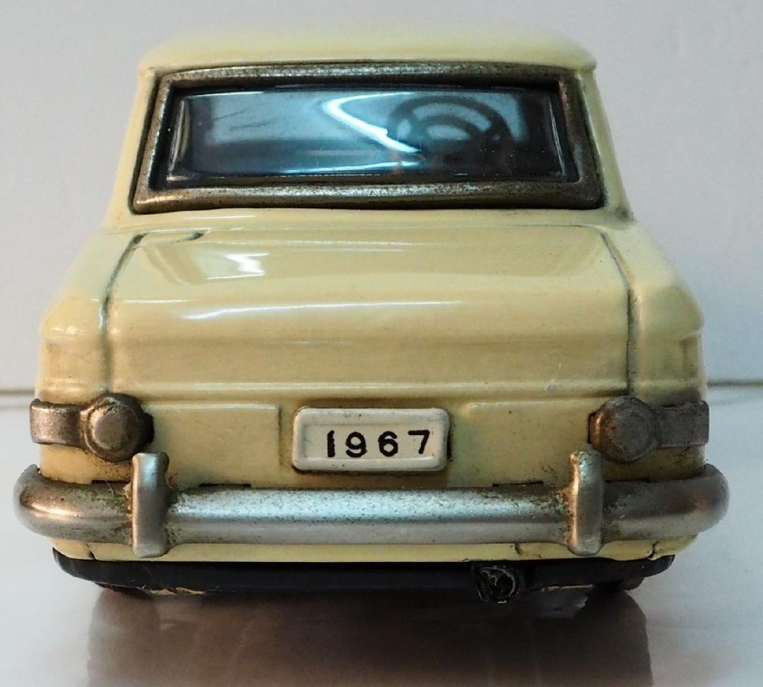 萬代屋【ダットサン ブルーバード410 2ドア白リモコン欠】ブリキ製ミニカー箱無