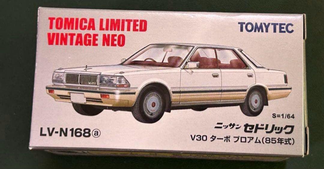 トミカリミテッドヴィンテージネオ ニッサン セドリック V30 白