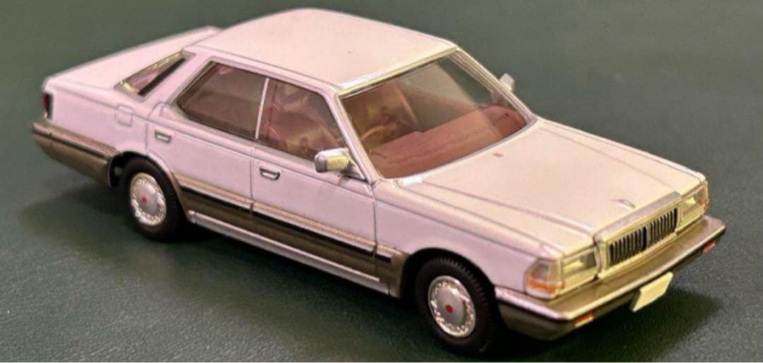 トミカリミテッドヴィンテージネオ ニッサン セドリック V30 白