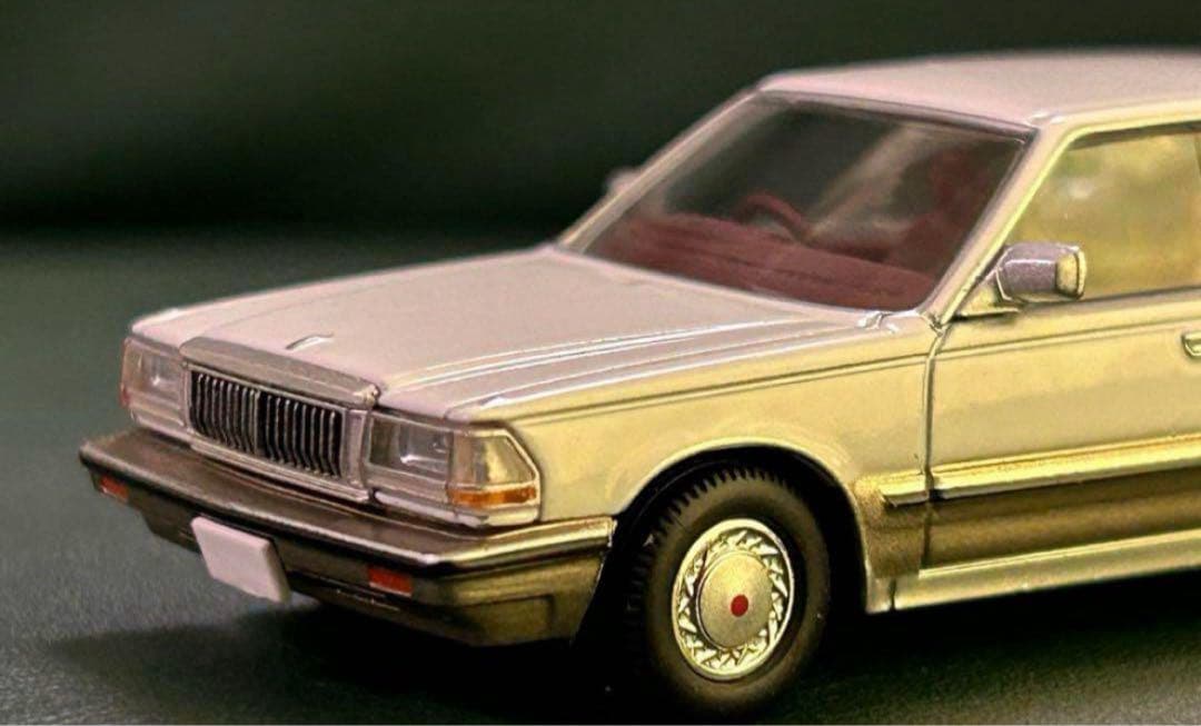 トミカリミテッドヴィンテージネオ ニッサン セドリック V30 白