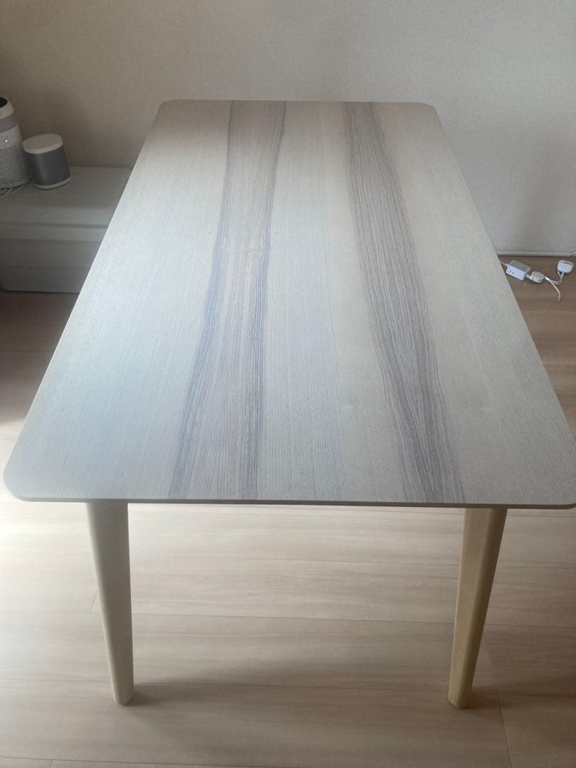 IKEAリーサボー　ダイニングテーブル