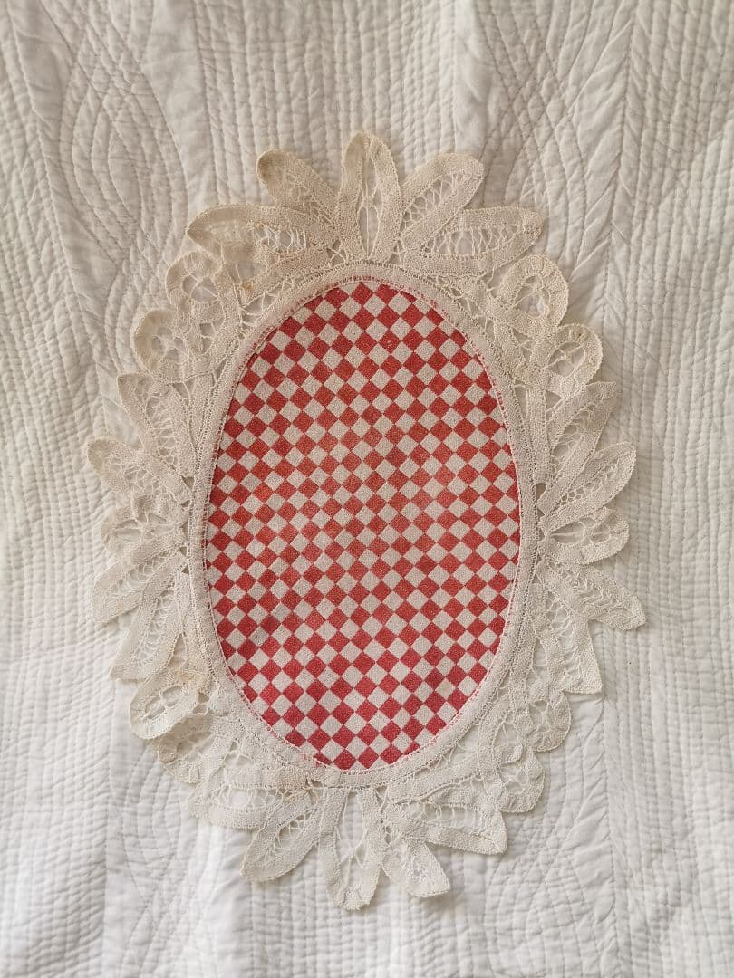 アンティークフランス レッド＆アイボリー 市松模様織 バテンバーグレースドイリー