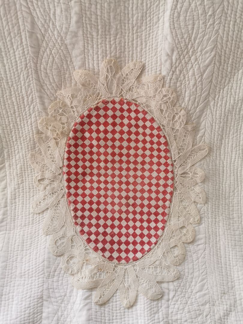アンティークフランス レッド＆アイボリー 市松模様織 バテンバーグレースドイリー