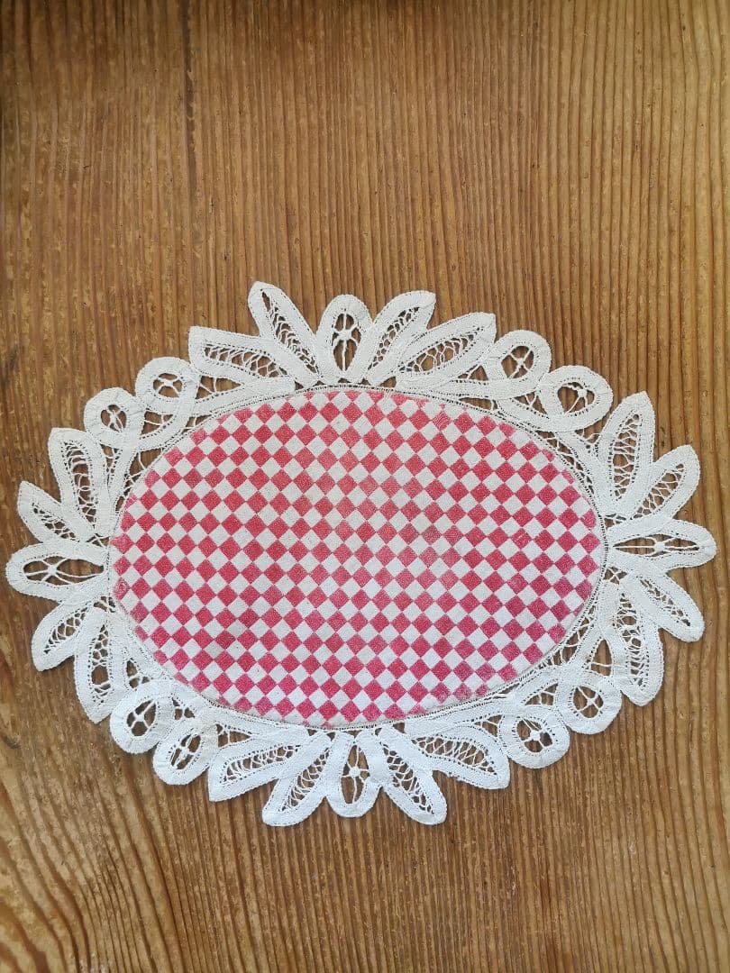 アンティークフランス レッド＆アイボリー 市松模様織 バテンバーグレースドイリー