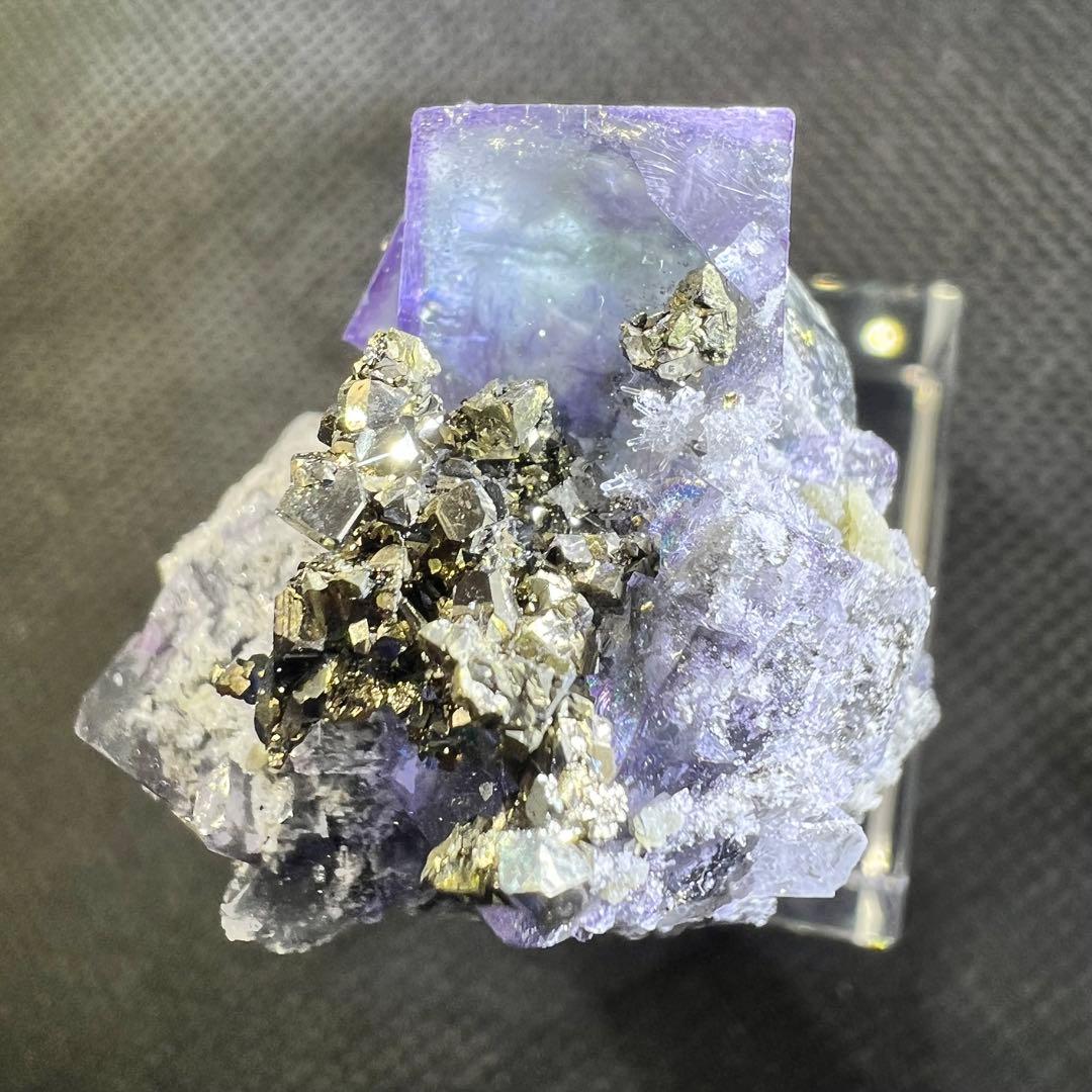 ヤオガンシャン産　パイライトが美しい‼︎ 「藤紫色」フローライト