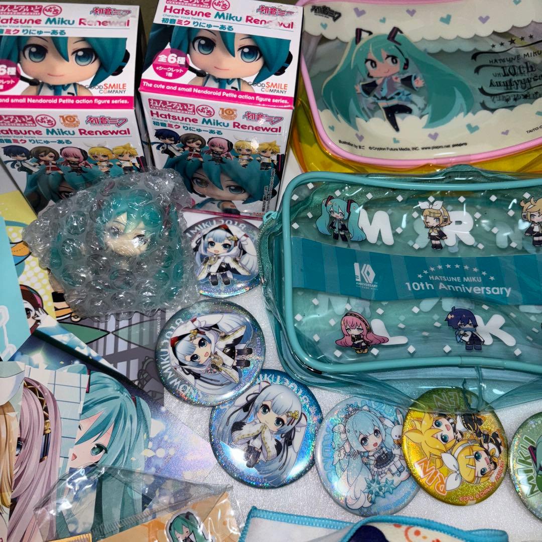 初音ミク等シールポーチハンカチフィギュアラバーキーホルダー色紙缶バッジカード