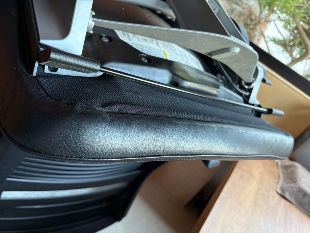 ② Steelcase オフィスチェア 黒 レザー　希少　旧モデル　美品　4脚有