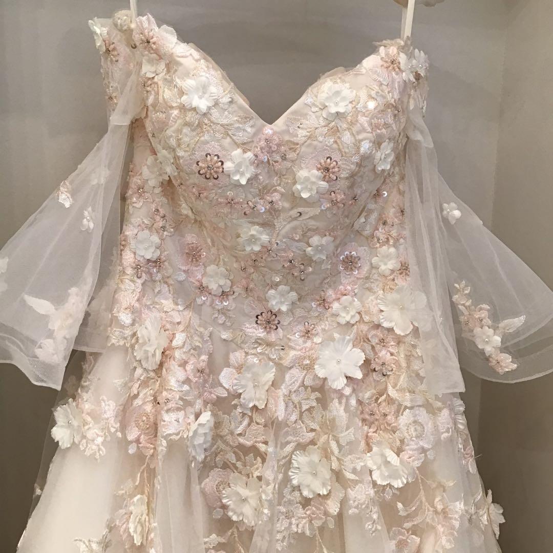 花刺繍オフショルダープリンセスラインウェディングドレス