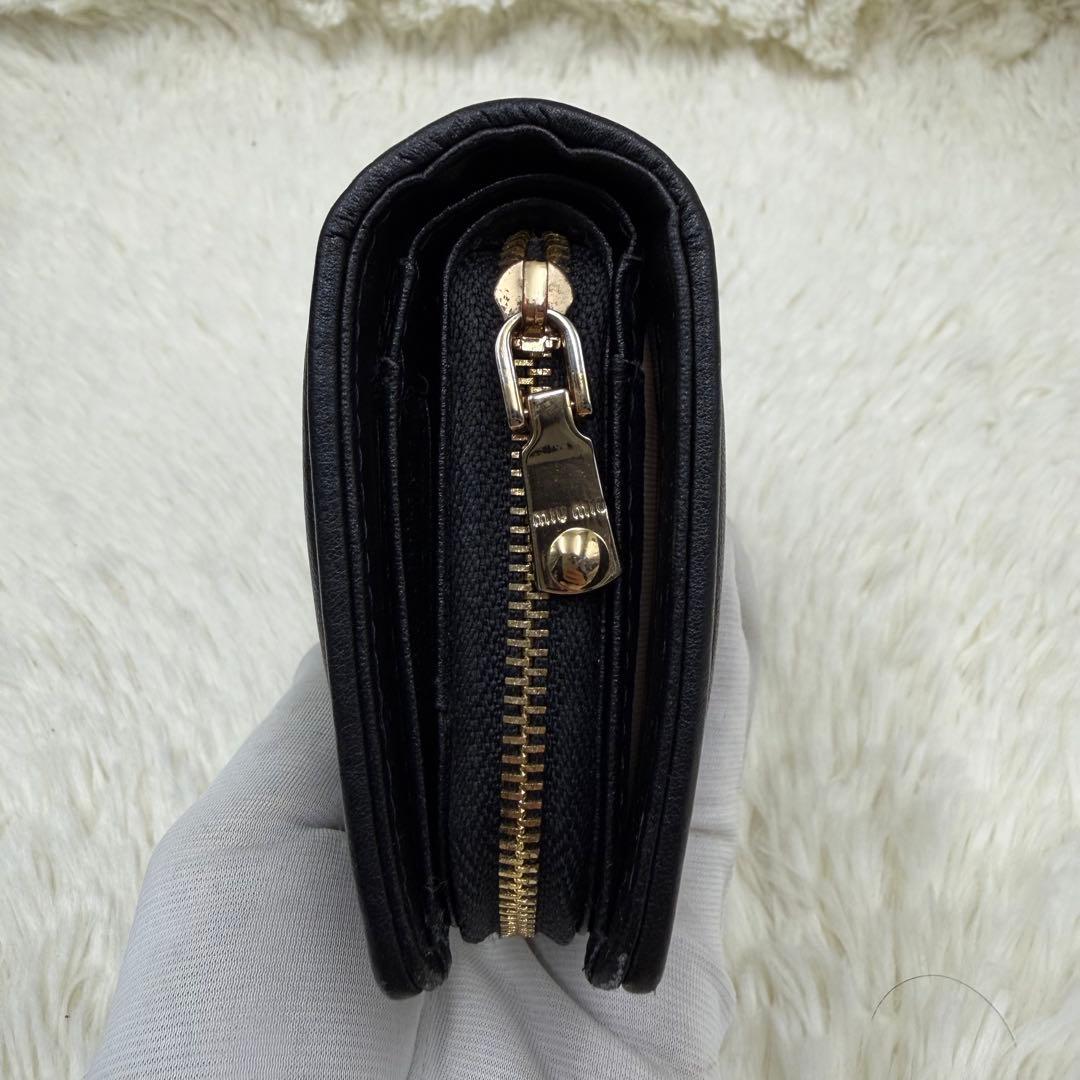 ✨美品✨ MIUMIU 二つ折り 財布 マテラッセ 黒 レザー メタルロゴ