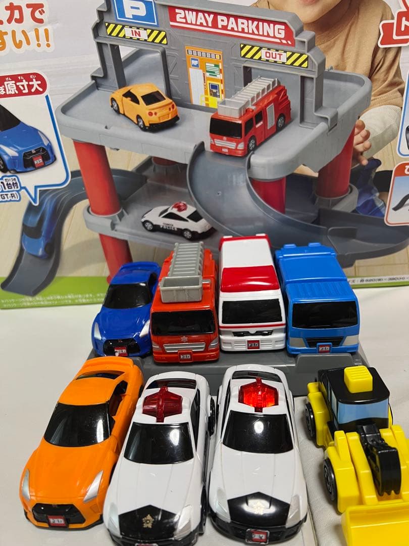 2WAYでなが～くあそべる はじめてトミカ ちゅうしゃじょうセット　車8台