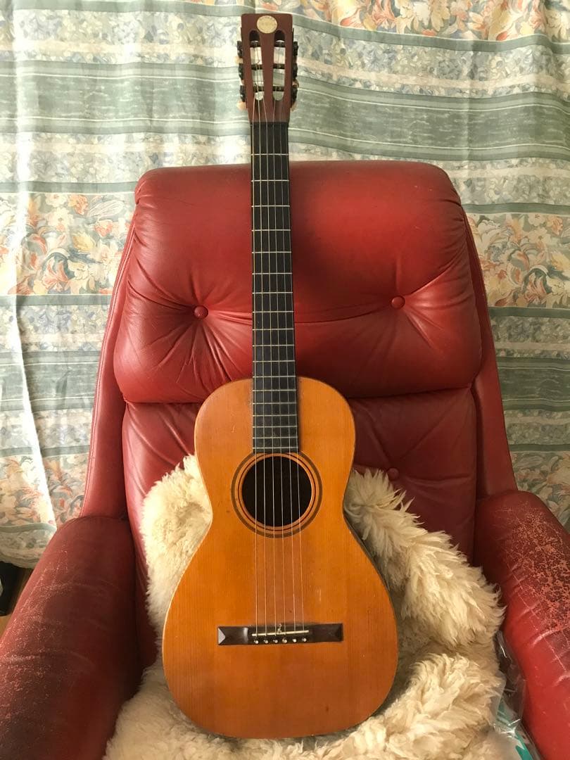 小さめのギター　HOWARD E.B.GUILD