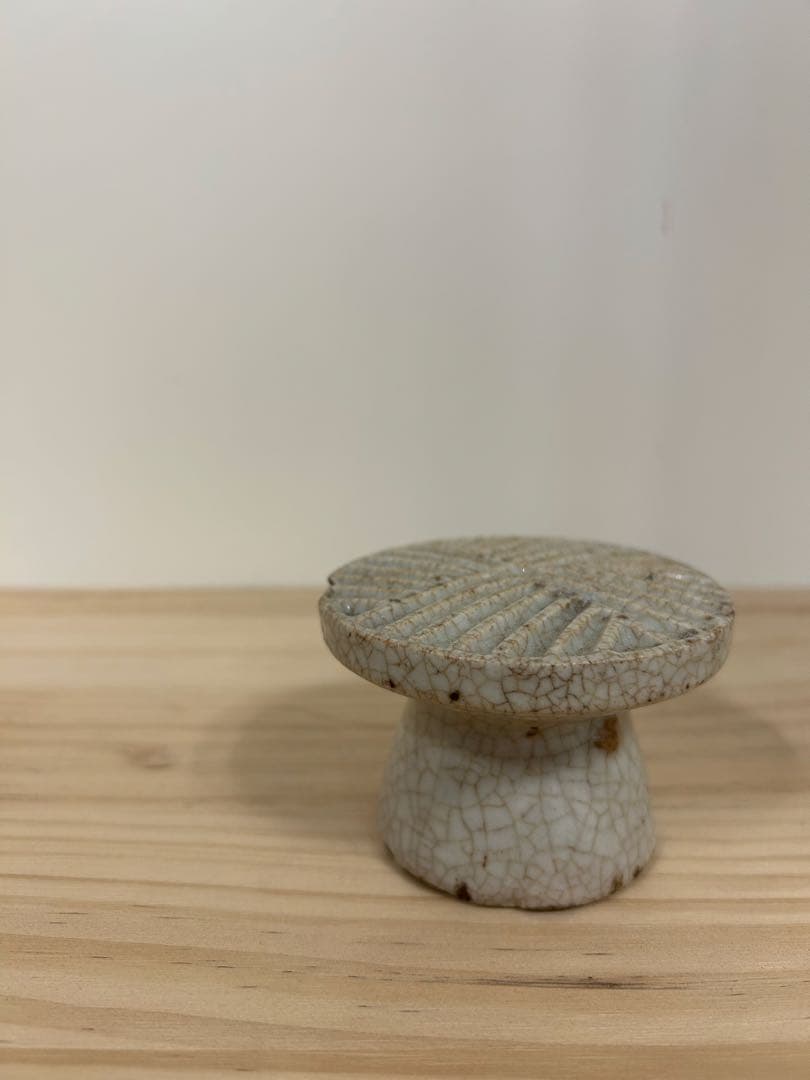 李朝餅型　白磁櫛目文