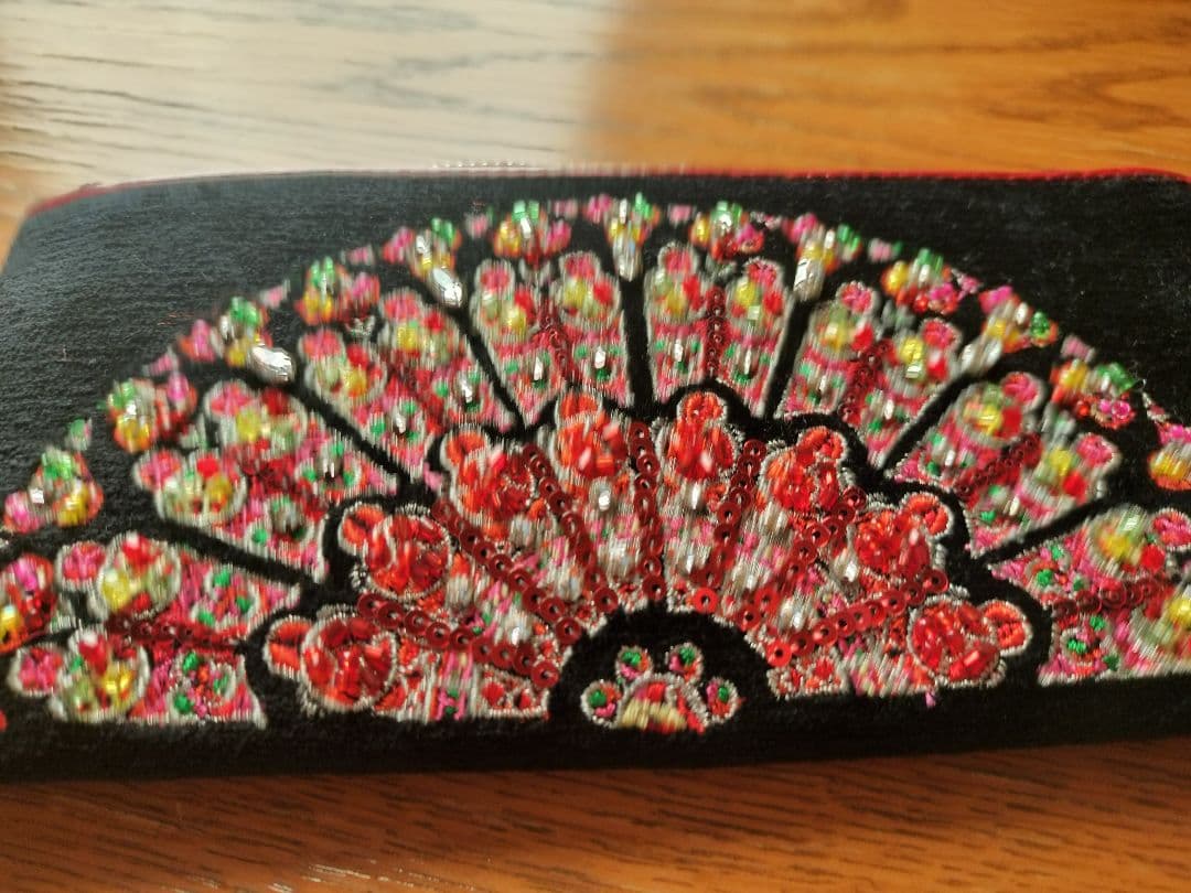 Think Bee! 長財布 黒と赤 花模様