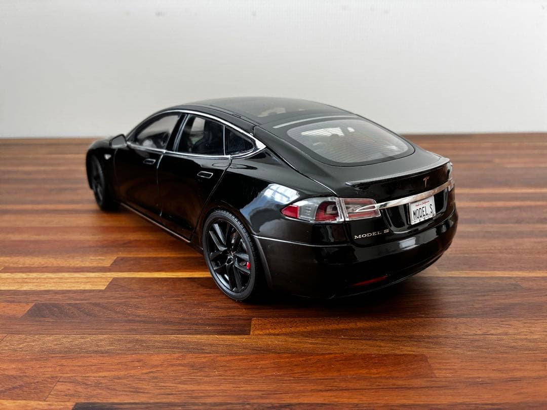 テスラ ミニカー Model S モデルS 1:18