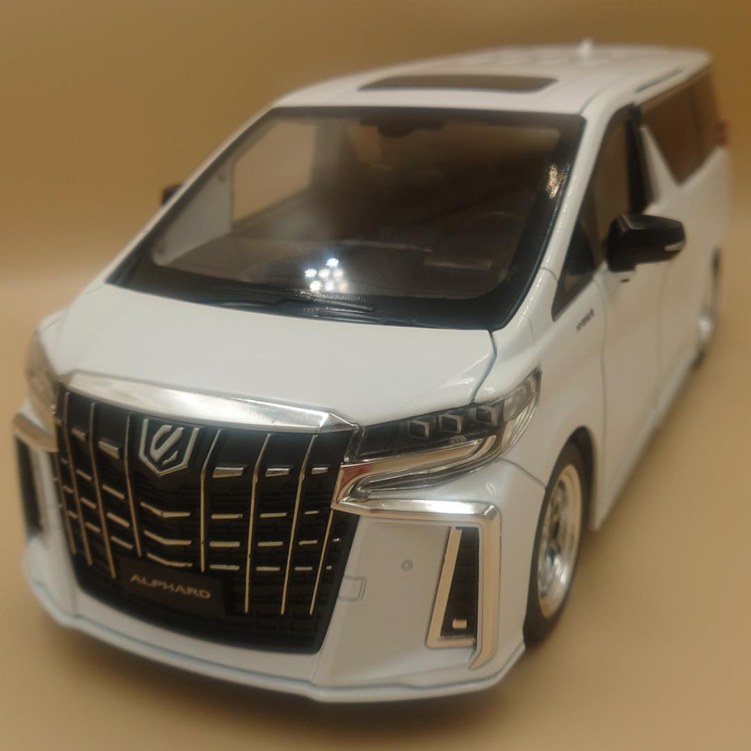 1/18 トヨタ アルファード ホワイト サウンド＆ライト ダイキャストミニカー