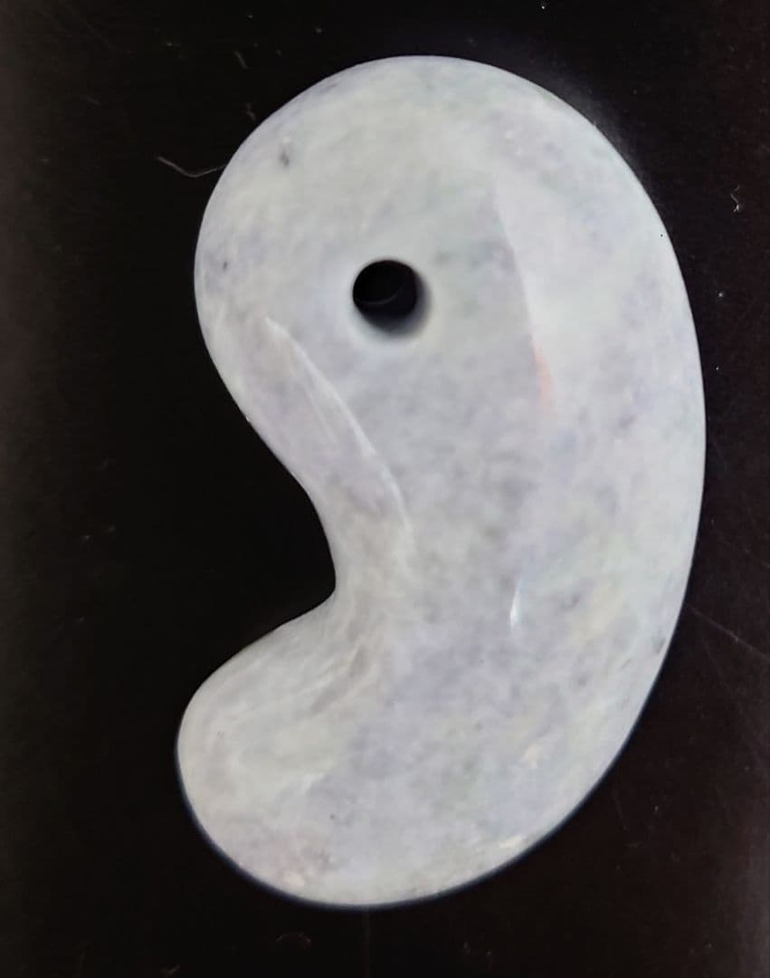 【連休セール】糸魚川翡翠　勾玉　ラベンダー