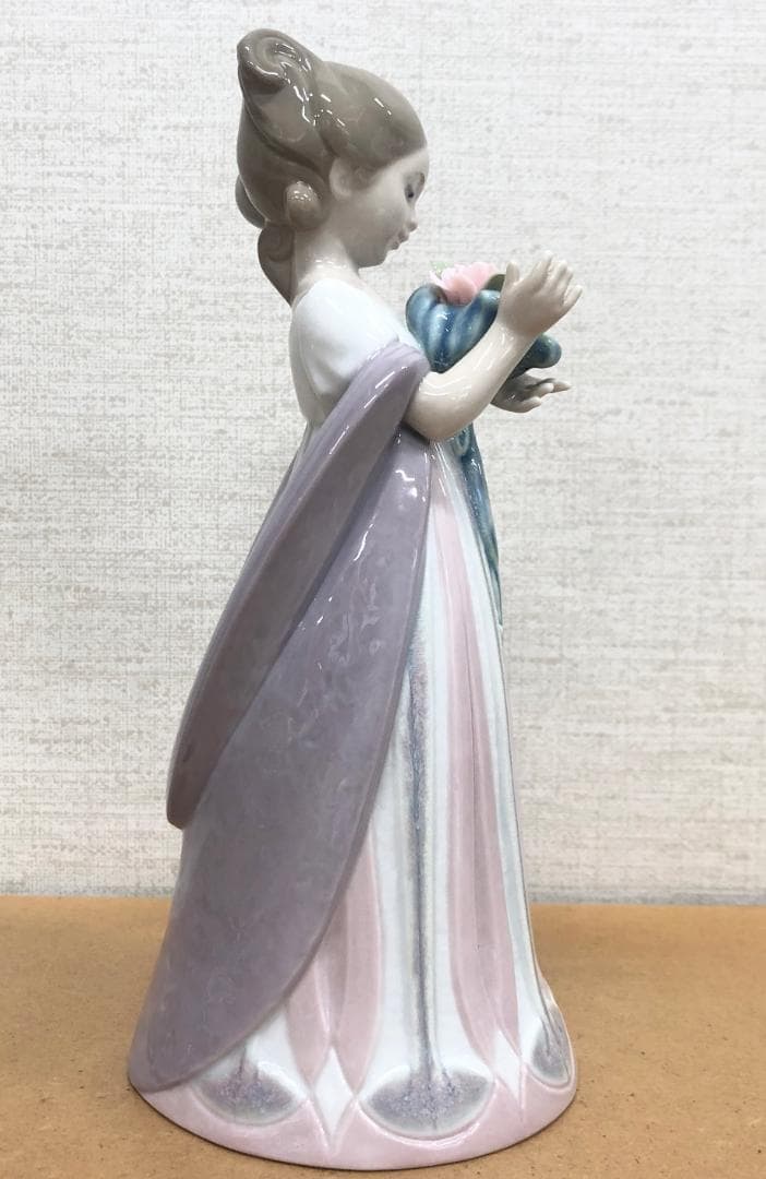 リヤドロ■花束を抱きしめている少女　磁器人形　フィギュア　置物　メルヘンチック