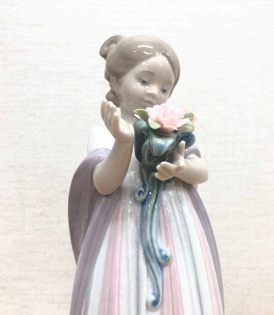 リヤドロ■花束を抱きしめている少女　磁器人形　フィギュア　置物　メルヘンチック