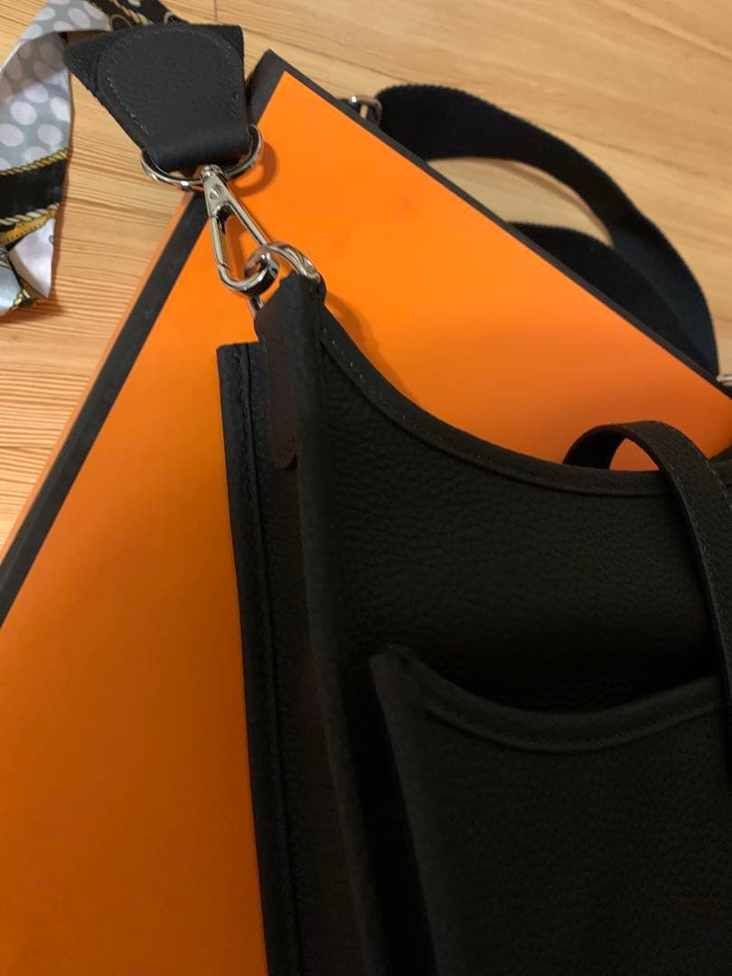 Hロゴ Hパンチング ショルダーバッグ ストラップ 高級革 ブラック