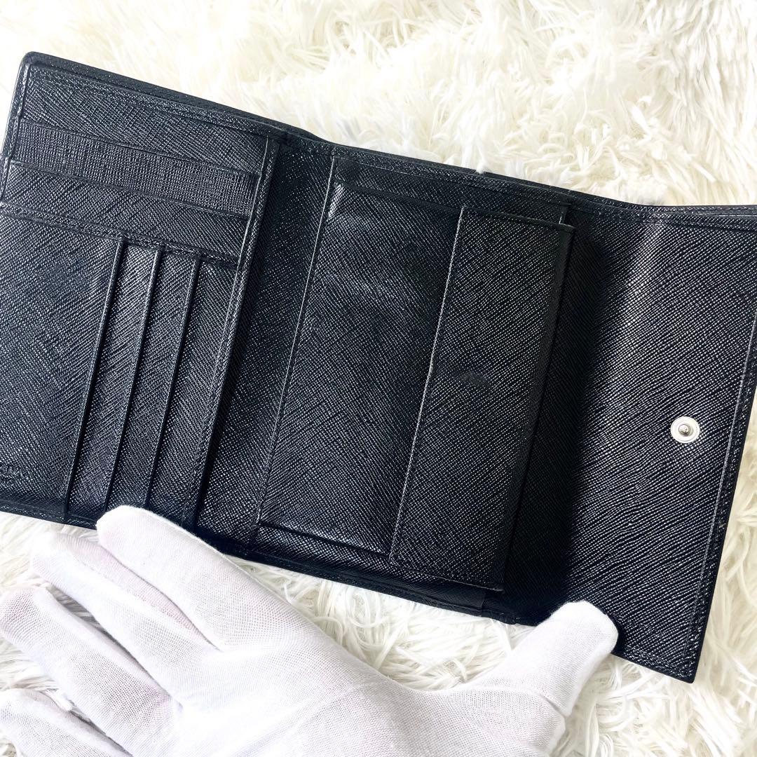 プラダ　PRADA 三つ折り財布　サフィアーノ　ブラック　黒　レザー　三角ロゴ