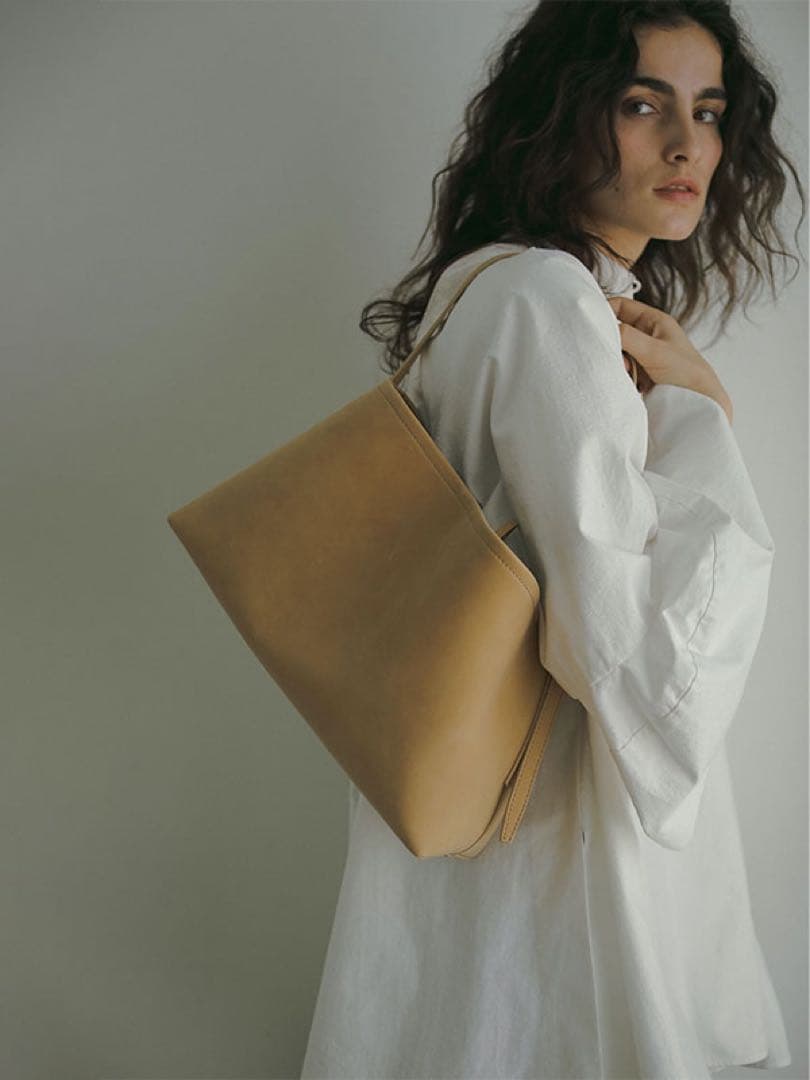 エトレトウキョウ　ナローショルダーランドスケープレザーバッグ　ベージュ