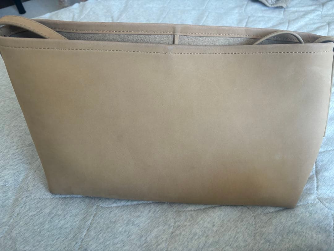 エトレトウキョウ　ナローショルダーランドスケープレザーバッグ　ベージュ