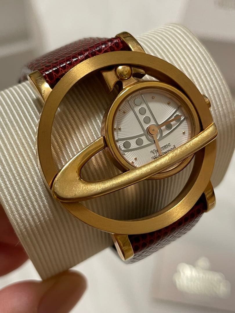 vivienne ヴィヴィアン 腕時計 サークルオーブ　電池切れ　赤