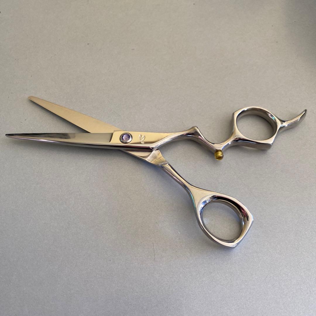 ６インチシザー 新品　オシャレなデザイン斬れアジ抜群