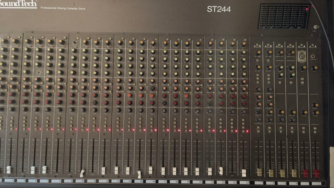 Soundtech ST244 24チャンネルミキサー